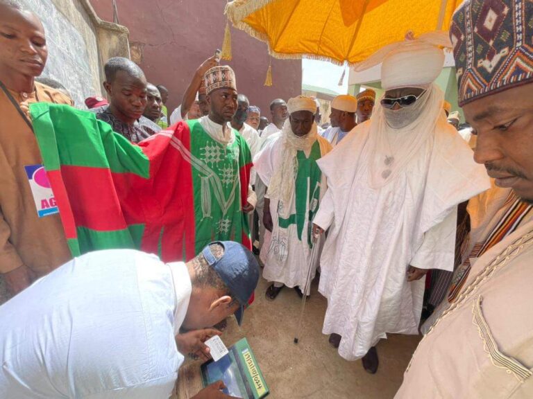 Yadda ta kasance yayin da sarkin Kano Alh Aminu Ado Bayero ya kaɗa kuri’arsa (Hotuna)