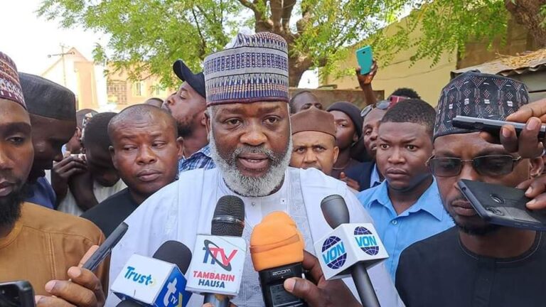 Dan takarar gwamna na jam’iyyar APC Dr. Nasuru Yusif Gawuna yayin kaɗa ƙuri’a (Hotuna)