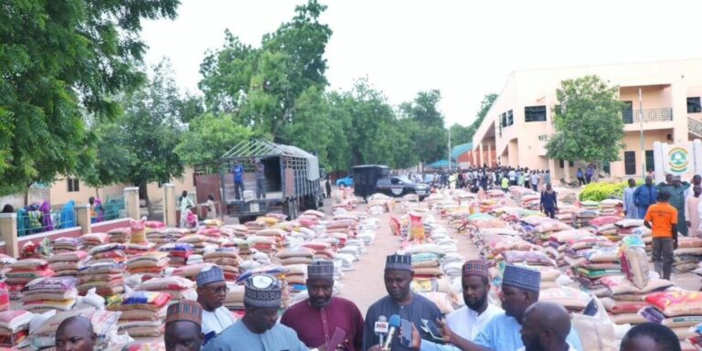 Borno: Zulum ya raba tallafin buhun shinkafa da wake 4,000 a unguwar Feezan