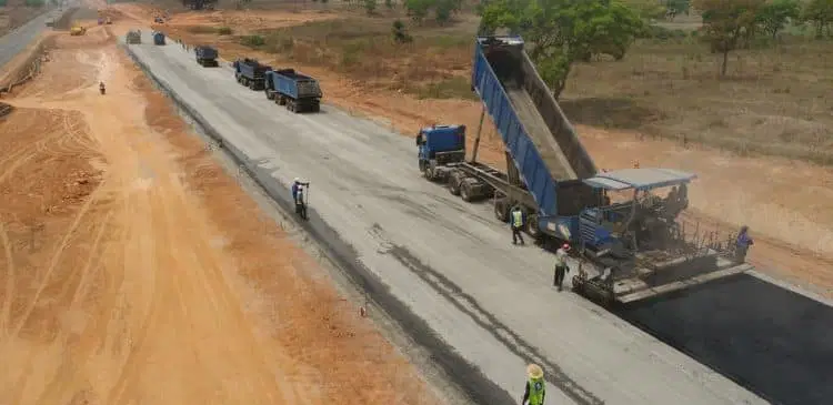 Gwamnatin tarayya ta bayar da kwangilar gina titin Abuja zuwa Kaduna ga Kamfanin da ya dena aiki