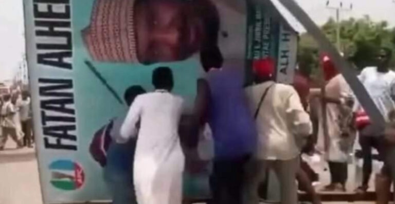 Yan sandan Kano sun fara binciken mutanen da suka lalata hoton shugaban ƙasa Tinubu