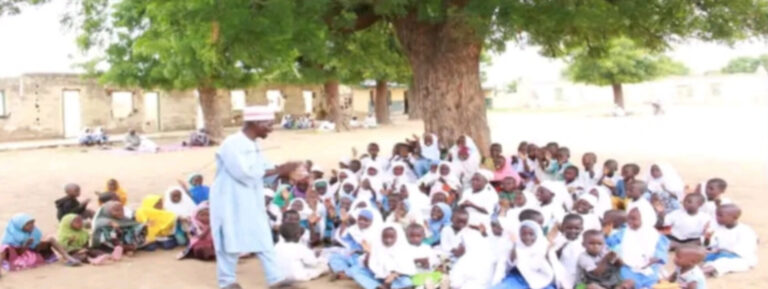 Daliban Kano Na Yin Karatu a hanya Saboda Rushewar Aji