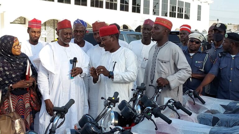 Gwamnatin Kano ta rabawa ma’aikatu babura da motocin aiki