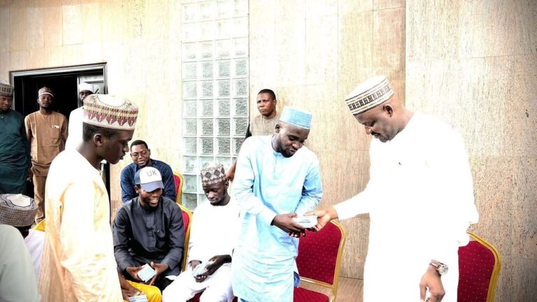 Kawu Sumaila Ya Tallafa Wa Masu Amfani da Kafafen Sada Zumunta a Kano ta Kudu