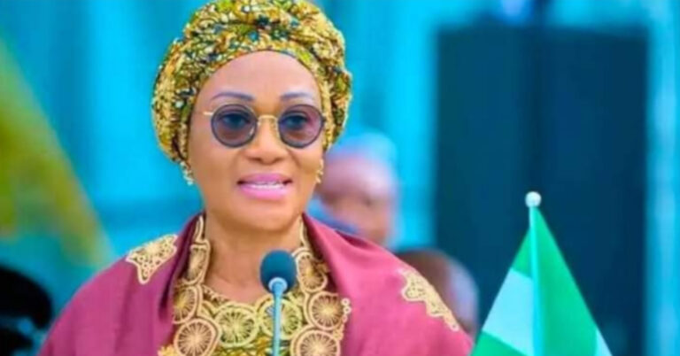 Uwargidan shugaban ƙasa ta bayar da Naira miliyan 110 ga iyalan ƴan wasan Kano da suka rasu