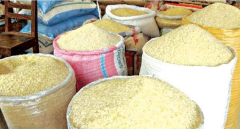 Ƴan kasuwa sun yi kukan karyewar farashin shinkafa