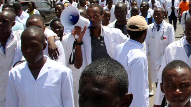 Health workers threaten fresh strike