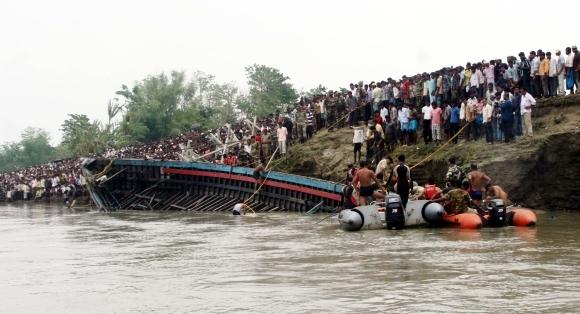 5 die, 4 rescued in canoe mishap