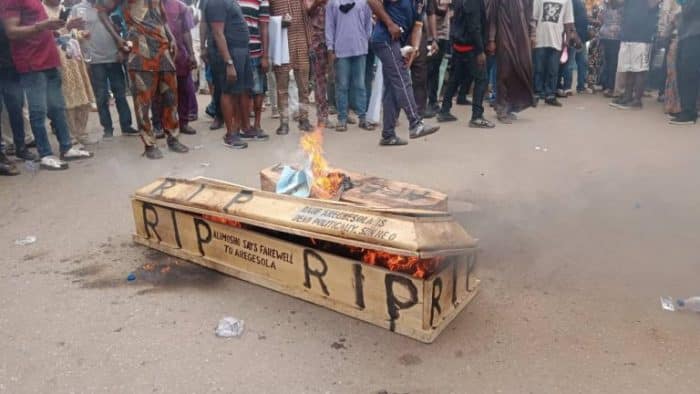 APC youths burn Aregbesola’s coffin in Lagos after defeat to Oyetola in Osun primaries