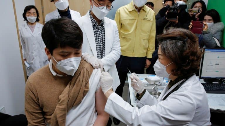 South Korea registers 367,927 COVID-19 infections in vaccinated people