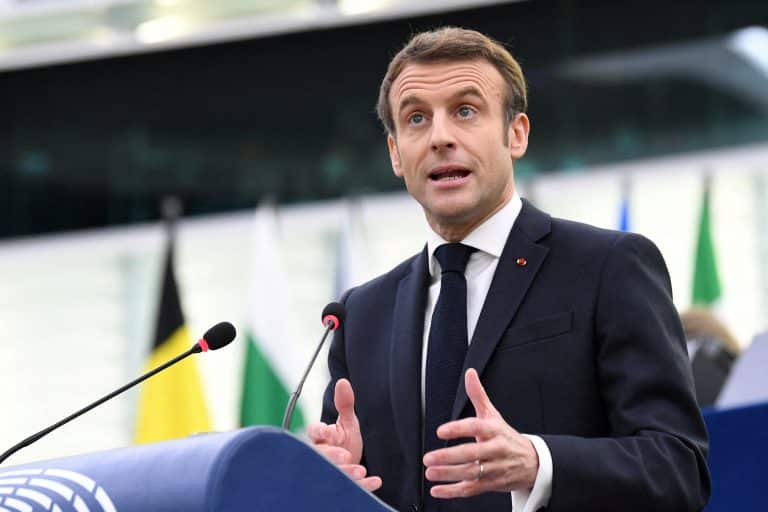 Macron calls for calm to resolve Ukraine crisis