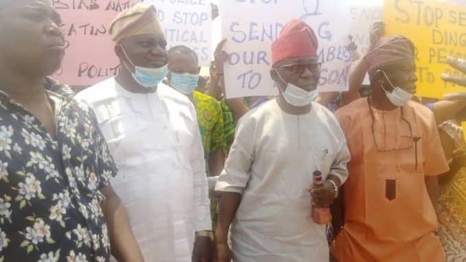 APC faction protest at Osun Police HQ