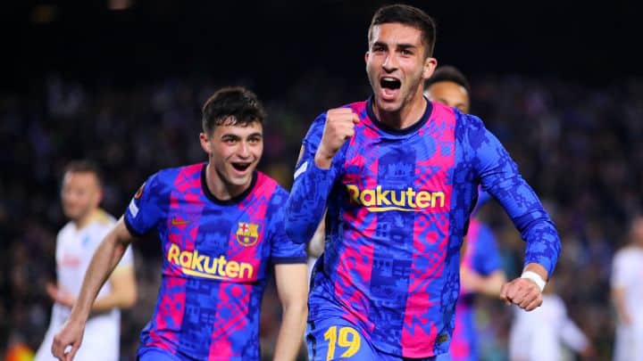 Barca sink Napoli to reach Europa last 16