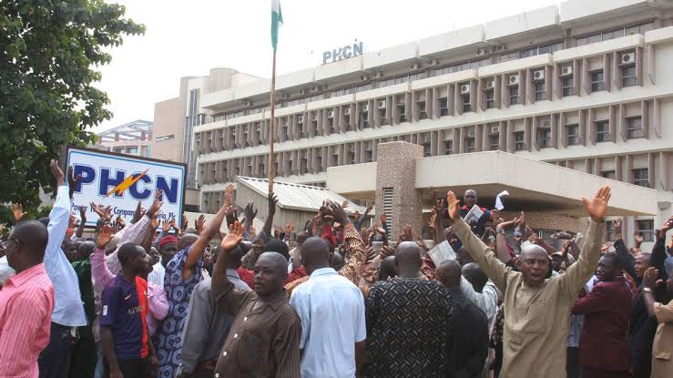 Defunct PHCN pensioners storm PTAD office, protest unpaid entitlements