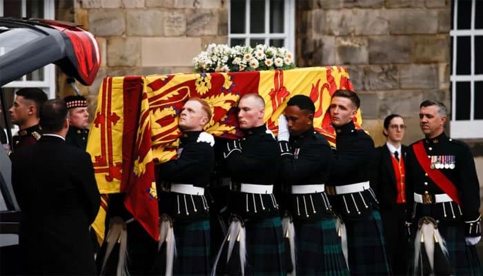 Elizabeth’s coffin taken through Edinburgh