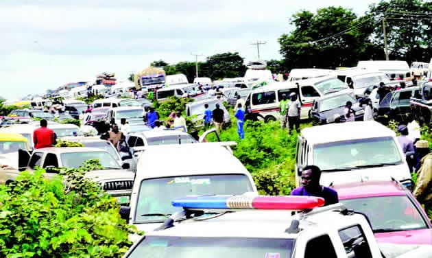 Kaduna govt gives reason for Kaduna-Abuja gridlock, says broken down heavy duty truck is the cause not insecurity