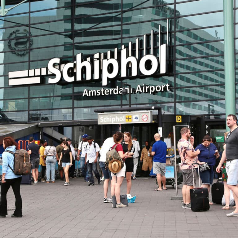 CEO of Amsterdam Schiphol Airport resigns due to queues, chaos