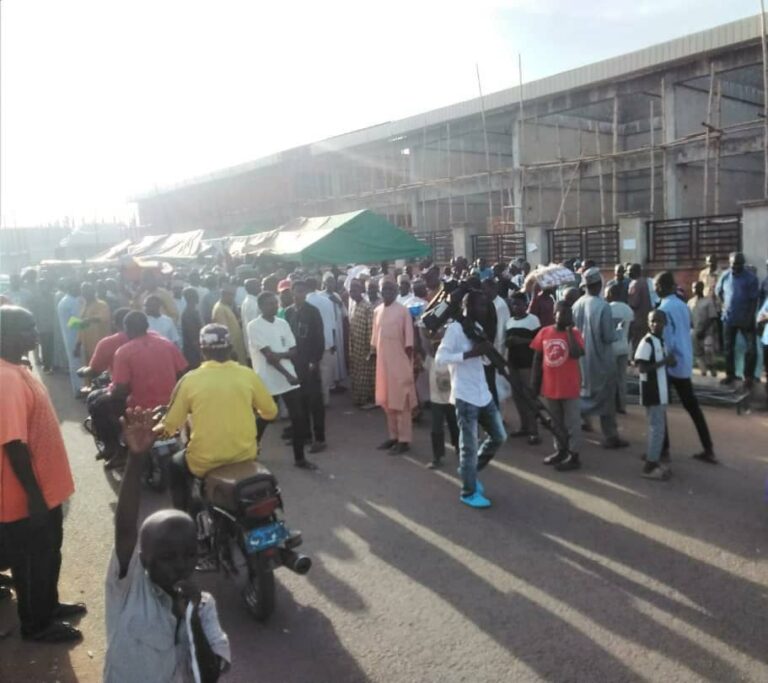  Police disperse protesting traders in Kaduna asking El-Rufa’i to obey court order, compensate them