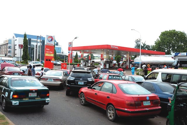 Motorist-queue-for-fuel-in-Abuja...-on-Sunday1