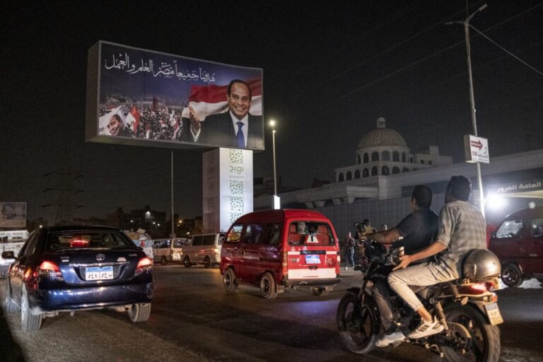 Lawyers in thousands hold rare protest in Central Cairo