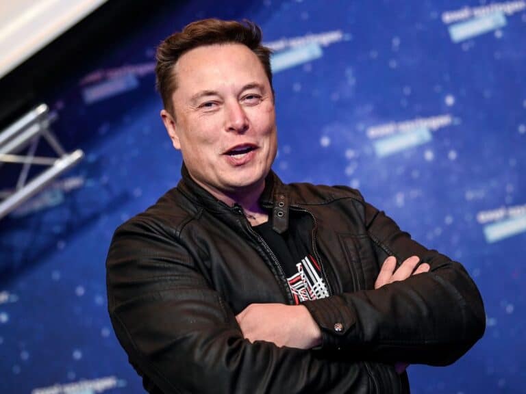 Elon Musk apologizes to ex-employee following Twitter spat