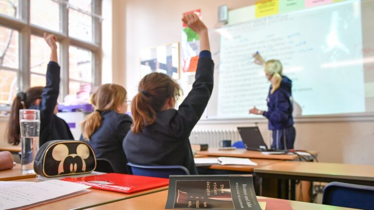 skynews-teacher-classroom-students