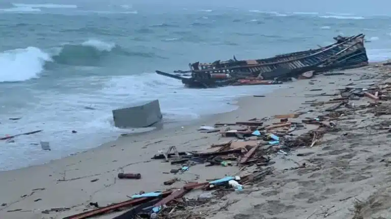 Shipwreck leaves more than 100 dead in Southern Italy