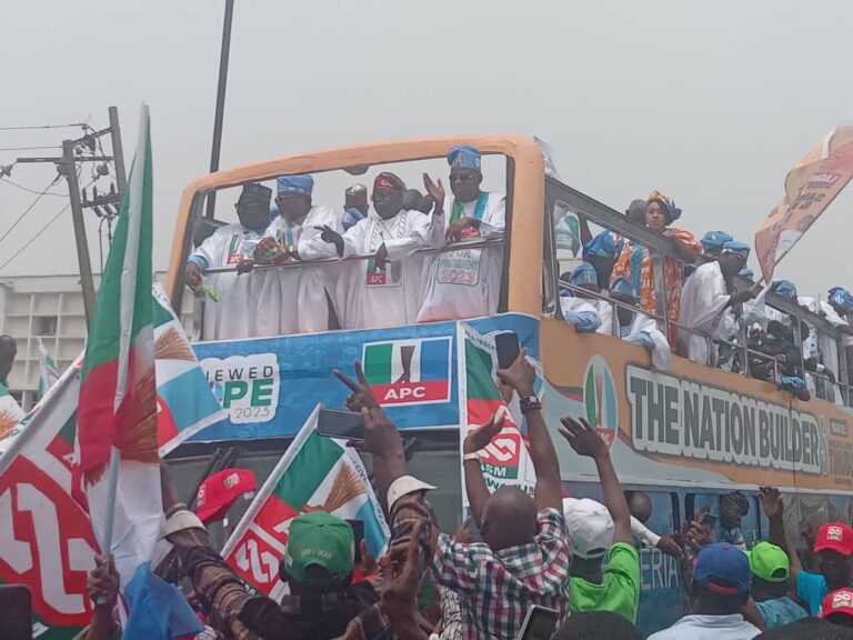 How Buhari arrives Lagos for APC campaign rally