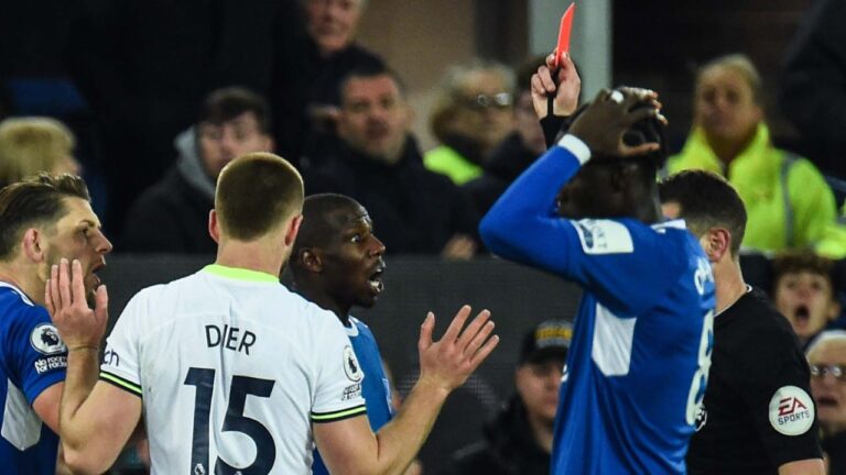 10-man Everton held Tottenham at Goodison Park