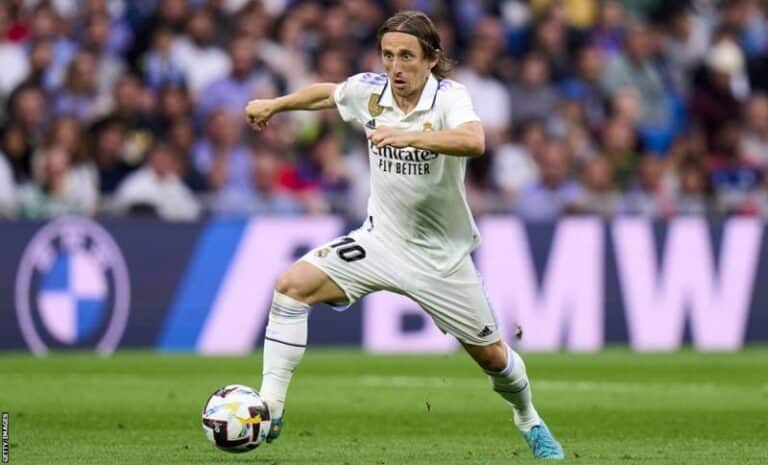 Modric extends Real Madrid stay