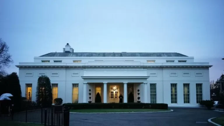 Suspected cocaine found at White House sparks evacuation