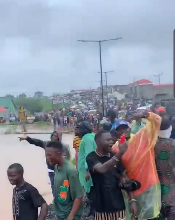 Ibadan bridge cut off by heavy downpour, leaving residents stranded