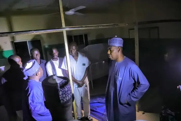 Zulum makes surprise night time visit to Gwoza Hospital, meets power outage