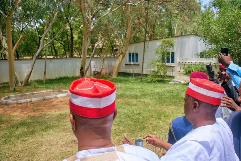 Kwankwaso pays condolence visit to Buhari’s family in Daura